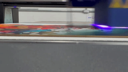 GIF da impressão UV em MDF em funcionamento.